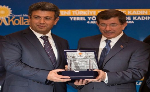 BaşbakanAhmet Davutoğlu`ndan, Başkan Karadeniz'e ödül