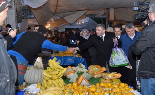 BAŞKAN TÜRKMEN   ZEMBİL' DAĞITTI