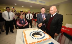 BAŞKAN ALTINOK ÖZ'E BELEDİYE PERSONELİNDEN DOĞUM GÜNÜ KUTLAMASI