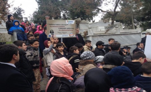 ÜSKÜDARLI ÇOCUKLAR BARIŞ MANÇO`YU MEZARI BAŞINDA ANDI