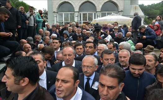BAŞKAN HAZİNEDAR KIRCA´NIN CENAZE TÖRENİNE KATILDI