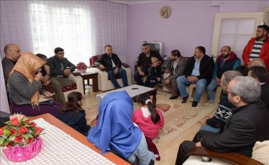BAŞKAN POYRAZ EV ZİYARETLERİNDE TAŞDELEN´DEKİ YENİ PROJELERİ ANLATTI
