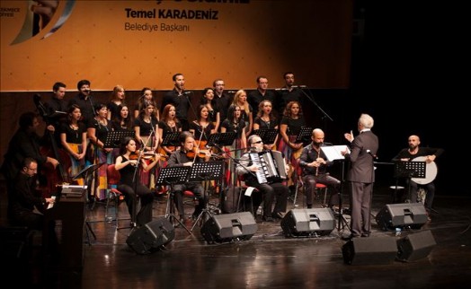 FARKLI DİLLERDEN ŞARKILARLA BARIŞ MESAJI