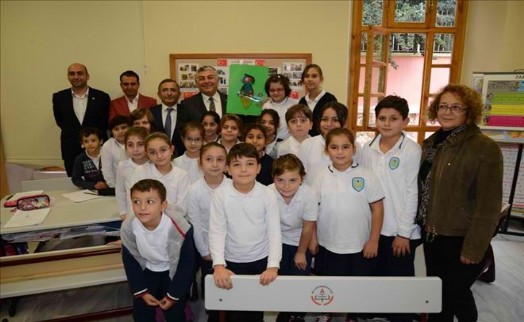 BAŞKAN GENÇ´E MİNİKLERDEN ÇİÇEKLİ KARŞILAMA