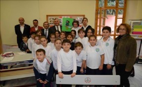 BAŞKAN GENÇ´E MİNİKLERDEN ÇİÇEKLİ KARŞILAMA