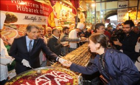 Tarihi Mısır Çarşısı´nda Geleneksel Aşure İkramı