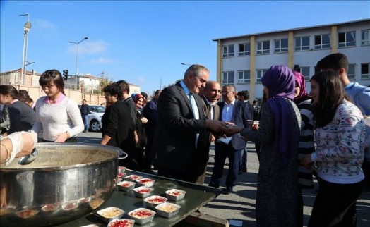 Eyüp Belediyesi´nden Lise Öğrencilerine Aşure İkramı