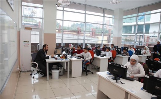 MÜLTECİLERE BİLGİSAYAR KURSU