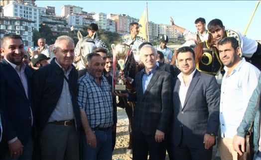 DÖRT NALA ŞAMPİYONLUĞA KOŞTULAR