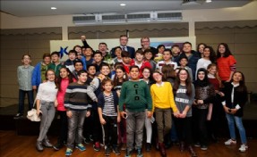ÜNLÜ OYUNCU FERDİ KURTULDU ESKİ KOMŞULARIYLA BULUŞTU
