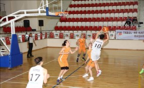 ÇEKMEKÖY BELEDİYESİ KADIN BASKETBOL TAKIMI EVİNDE ZORLANMADI