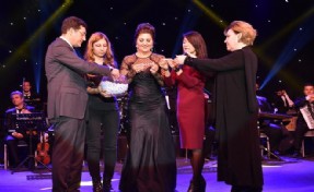 SİBEL CAN´LA COŞTULAR TATİL MÜJDESİ İLE UÇTULAR