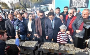 BEŞİKTAŞ BELEDİYESİ´NDEN VATANDAŞLARA 5 TON HAMSİ İKRAMI