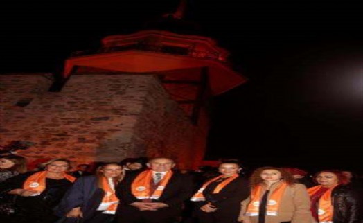 İSTANBUL ?KADINA ŞİDDETE DUR? DEMEK İÇİN TURUNCUYA BÜRÜNDÜ