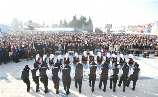 BİNLERCE KÜÇÜKÇEKMECELİ BALIK ŞÖLENİNDE COŞTU VATANDAŞLARA 6 TON BALIK İKRAM EDİLDİ
