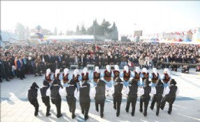 BİNLERCE KÜÇÜKÇEKMECELİ BALIK ŞÖLENİNDE COŞTU VATANDAŞLARA 6 TON BALIK İKRAM EDİLDİ
