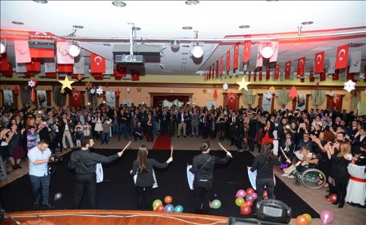 BELEDİYE PERSONELİ YENİ YILA ERKEN GİRDİ