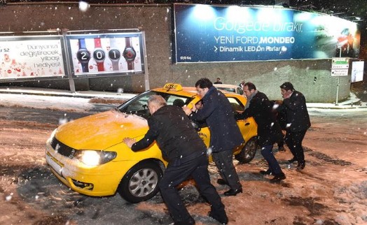 BAŞKAN MURAT HAZİNEDAR YOLDA KALAN ARAÇLARI İTTİ