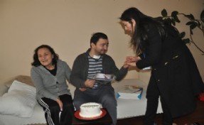 BEYLİKDÜZÜ'NDE ENGELLİ BİREYLERE EVLERİNDE DOĞUM GÜNÜ SÜRPRİZİ