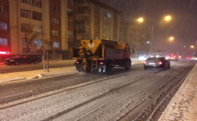 BEYLİKDÜZÜ`NDE KARLA MÜCADELE EKİPLERİ 7/24 İŞ BAŞINDAYDI