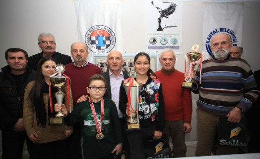 BAŞKAN ALTINOK ÖZ'DEN SATRANÇ ŞAMPİYONLARINA ÖDÜL