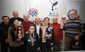 BAŞKAN ALTINOK ÖZ'DEN SATRANÇ ŞAMPİYONLARINA ÖDÜL