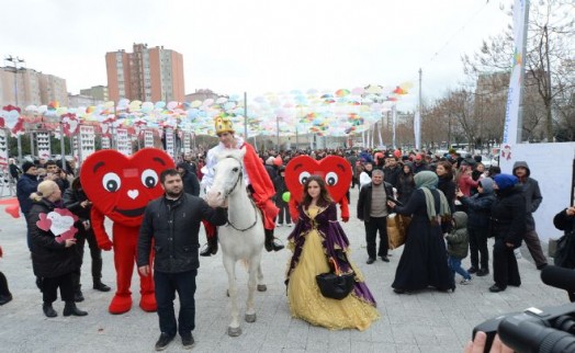 14 ŞUBAT'TA BEYLİKDÜZÜ'NDEN DÜNYAYA SEVGİ YAYILDI