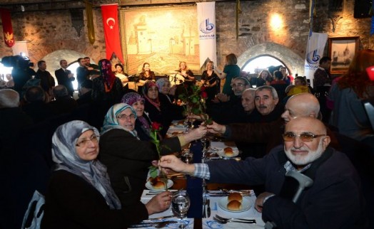 BAĞCILAR BELEDİYESİ,  KIRK YILLIK SEVGİLİLERİ KIZ KULESİ`NDE BULUŞTURDU