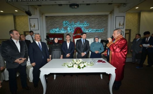 BAHÇELİEVLER'DE SEVGİLİLERE RESMİ NİKH