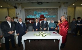 BAHÇELİEVLER'DE SEVGİLİLERE RESMİ NİKH