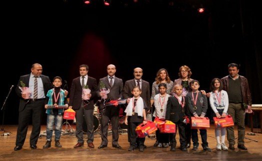 KÜÇÜKÇEKMECENİN YETENEKLERİ ÖĞRENCİLERİ ÖDÜLLERİNİ ALDI