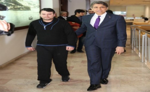 SURİYELİ GENCE BAŞKAN DEMİR'DEN PROTEZ BACAK