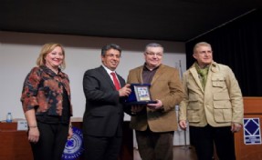 BAŞKAN KARADENİZ, SİYASET AKADEMİSİ'NDE DEMOKRASİYİ ANLATTI