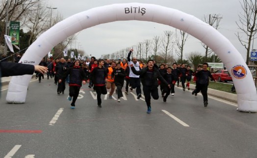 Erkekler,  kadına şiddete hayır diyerek koştu