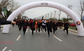 Erkekler,  kadına şiddete hayır diyerek koştu