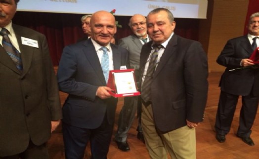 BAŞKAN ALTINOK ÖZ'E HEKİMLİK MESLEĞİNDE 40. YIL PLAKETİ