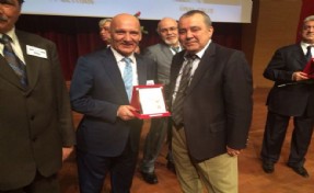 BAŞKAN ALTINOK ÖZ'E HEKİMLİK MESLEĞİNDE 40. YIL PLAKETİ