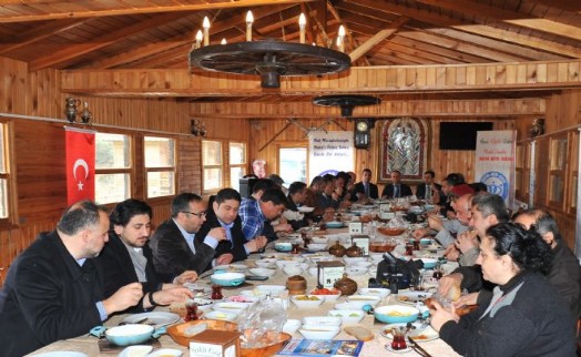 BEM-BİR-SEN'DEN GAZETECİLERE JEST