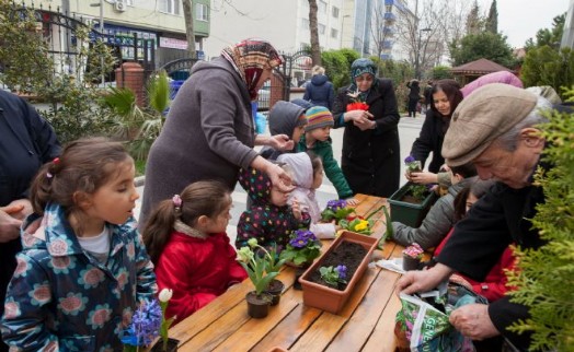 MİNİKLER, DEDE VE NENELERİYLE ÇİÇEK VE SEBZE EKTİ