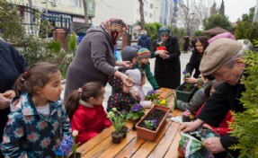 MİNİKLER, DEDE VE NENELERİYLE ÇİÇEK VE SEBZE EKTİ
