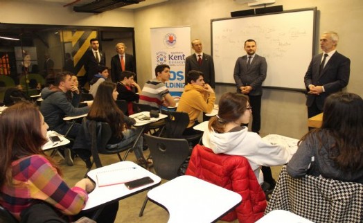 KAĞITHANELİ GENÇLER ÜCRETSİZ İNGİLİZCE ÖĞRENİYOR