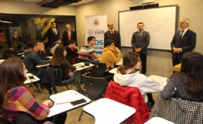 KAĞITHANELİ GENÇLER ÜCRETSİZ İNGİLİZCE ÖĞRENİYOR