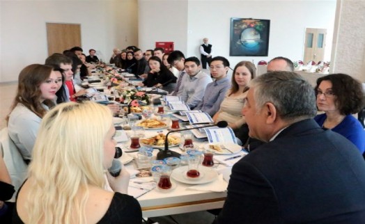 BAŞKAN GENÇ, AMERİKA'DAN ÖĞRENCİLERİ AĞIRLADIBAŞKAN GENÇ, AMERİKA'DAN ÖĞRENCİLERİ AĞIRLADI