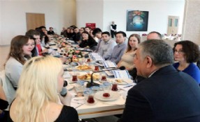 BAŞKAN GENÇ, AMERİKA'DAN ÖĞRENCİLERİ AĞIRLADIBAŞKAN GENÇ, AMERİKA'DAN ÖĞRENCİLERİ AĞIRLADI