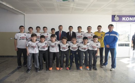 Başkan Usta'dan Ülkü Ortaokulu'nun Başarılı Sporcularına Ödül