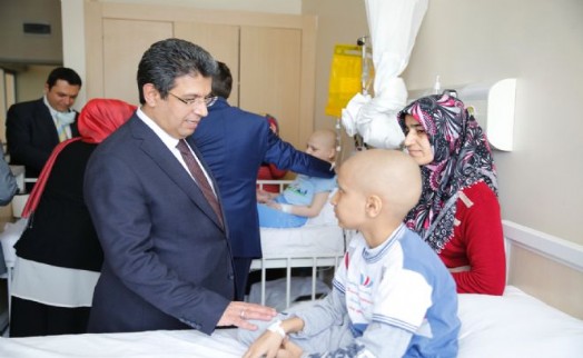 BAŞKAN KARADENİZ'DEN MİNİK KANSER HASTALARINA ZİYARET
