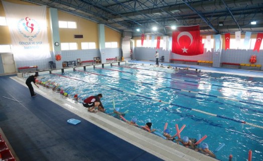 Sultanbeyli'de Yüzme Kursu Açıldı