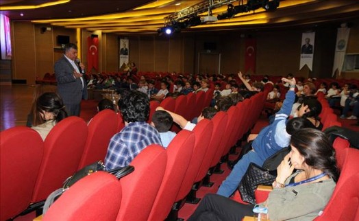 BAŞKAN GENÇ`TEN ÖĞRENCİLERE YEREL YÖNETİCİLİK DERSİ
