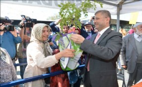 ÜSKÜDAR'DA MOR SALKIM ŞENLİĞİ'NDE BİNLERCE FİDAN DAĞITILDI