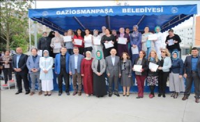 Gaziosmanpaşa'da 2000 bayan kursiyer sertifikalarını törenle aldı